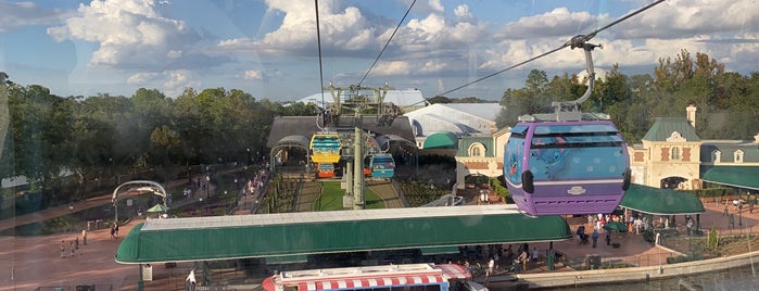 Epcot Skyliner Station is one of สถานที่ที่ Lizzie ถูกใจ.