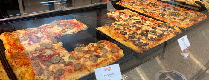 Pizza Ponte is one of Lugares favoritos de Lizzie.