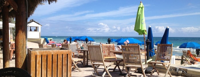 Bamboo Beach Tiki Bar & Cafe is one of Posti che sono piaciuti a John.