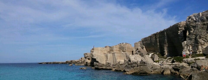 Cala Rossa is one of Jakub'un Beğendiği Mekanlar.