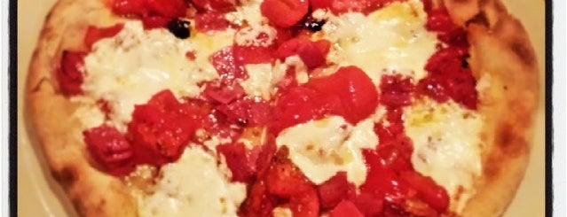 Ella's Wood-Fired Pizza is one of Locais salvos de John.