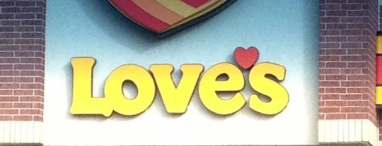 Love's Travel Stop is one of Lugares favoritos de Andrew.