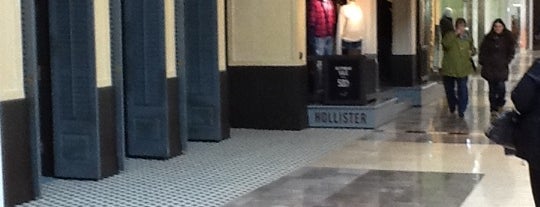 Hollister Co. is one of Denise D.'ın Beğendiği Mekanlar.