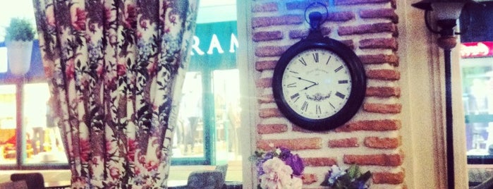 Cafe Time is one of Tempat yang Disukai recai.