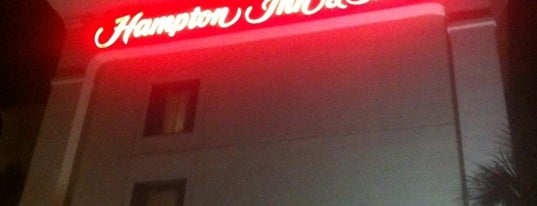 Hampton Inn & Suites is one of Lieux qui ont plu à Topher.