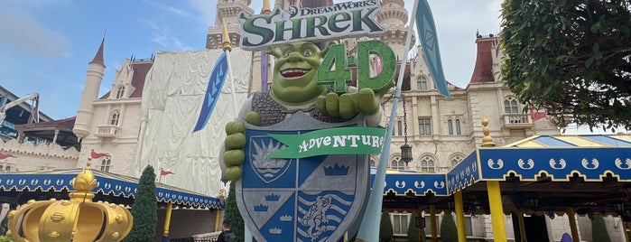 Shrek 4-D Adventure is one of Lieux qui ont plu à Ben.