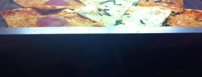 Pizza Al Volo is one of Locais curtidos por Le.