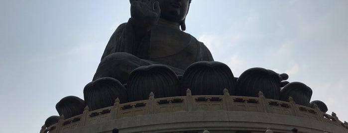 Tian Tan Buddha (Giant Buddha) is one of Lugares favoritos de Terence.