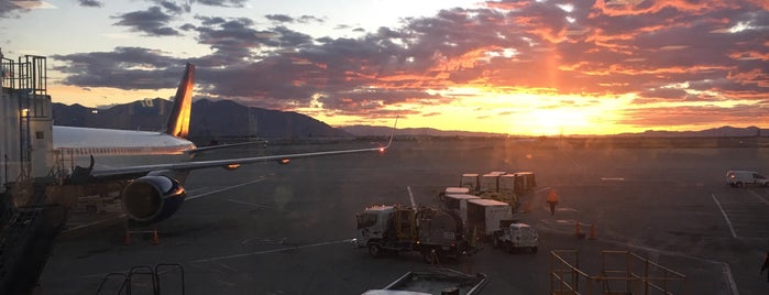 Salt Lake City International Airport (SLC) is one of Tempat yang Disukai Dianey.