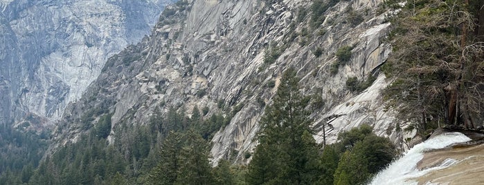 Yosemite National Park is one of Tempat yang Disukai Dianey.