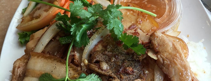 Ha Long Vietnamese Cuisine is one of Tempat yang Disukai Vicky.