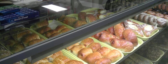 Lims Donuts is one of สถานที่ที่ Deimos ถูกใจ.