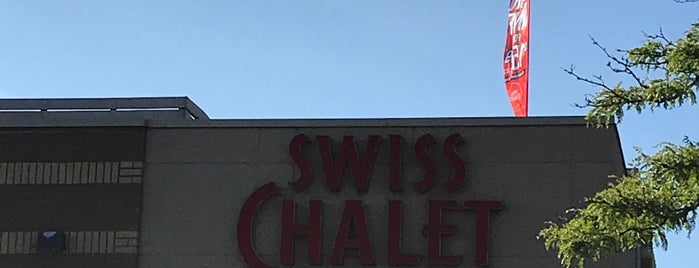 Swiss Chalet is one of สถานที่ที่ Chris ถูกใจ.