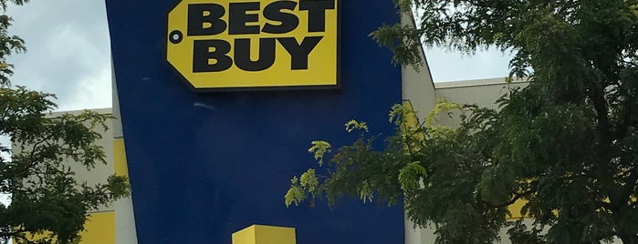 Best Buy is one of Chrisさんのお気に入りスポット.