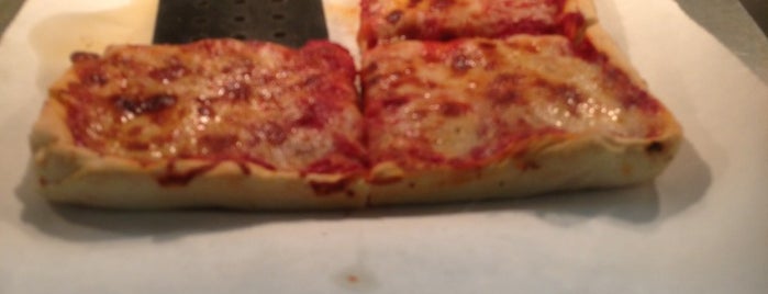 Rossi's Pizza is one of Tempat yang Disukai Greg.
