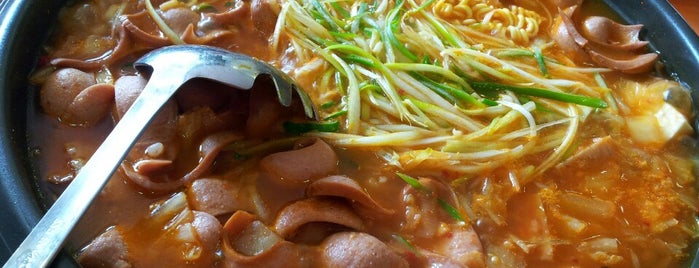 황가네 부대찌개 is one of Korean food.