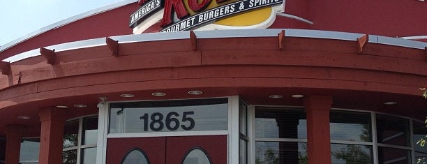 Red Robin Gourmet Burgers and Brews is one of Tempat yang Disukai Kristopher.