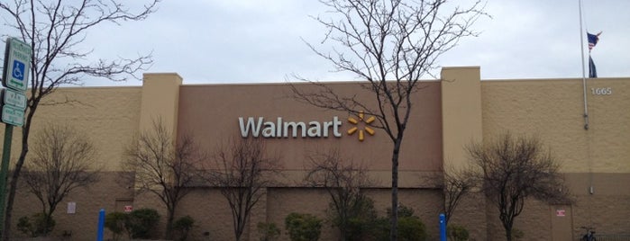 Walmart Supercenter is one of สถานที่ที่ Sarah ถูกใจ.