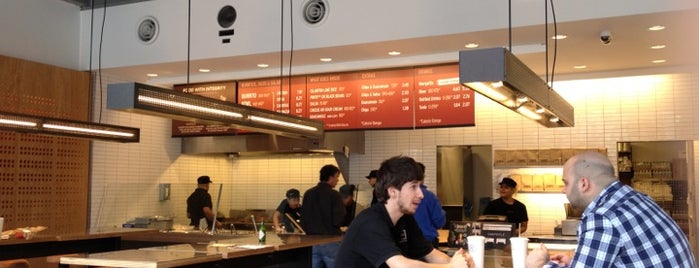 Chipotle Mexican Grill is one of สถานที่ที่ Austin ถูกใจ.