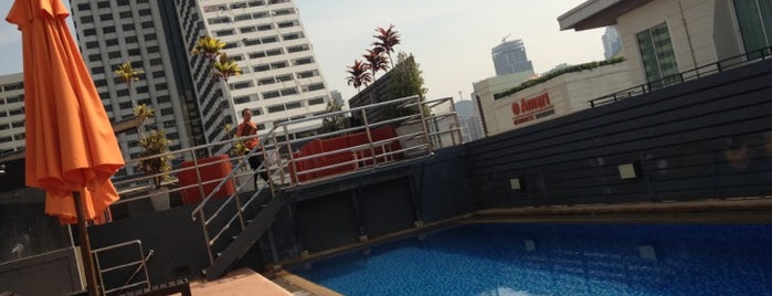 Solo Open Roof Bar N Swimming Pool is one of sanska.