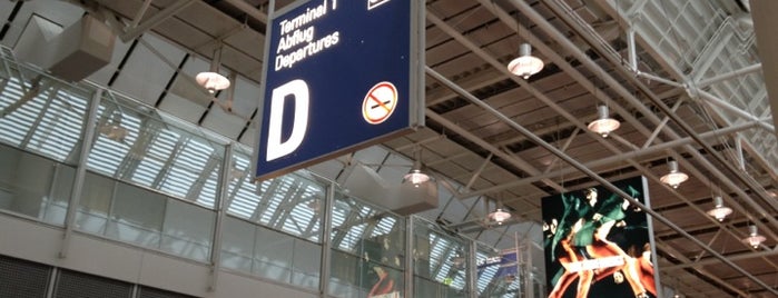 Terminal 1 Module D is one of Posti che sono piaciuti a Peter.