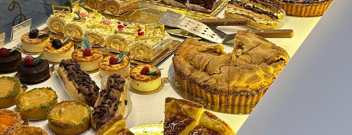 Patisserie Les 3 Chocolats is one of London Desserts.
