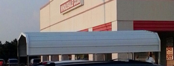 BJ's Wholesale Club is one of Elisabeth’s Liked Places.