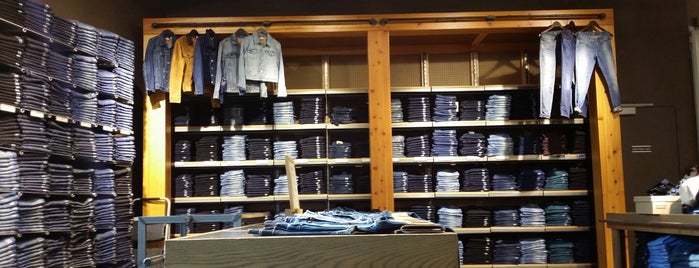 Levi's Store is one of Guid to Portland.