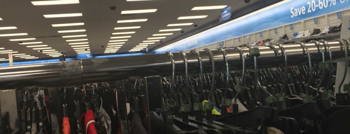 Ross Dress for Less is one of สถานที่ที่ Mary ถูกใจ.