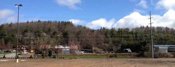 Boone Mall is one of Danielさんのお気に入りスポット.