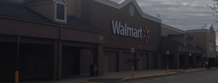 Walmart Supercenter is one of Lugares favoritos de Joe.