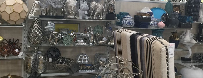 HomeGoods is one of สถานที่ที่ SooFab ถูกใจ.