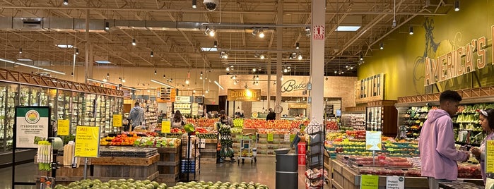 Whole Foods Market is one of Tempat yang Disukai SooFab.