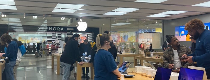 Apple Cumberland Mall is one of Apple Stores US East.