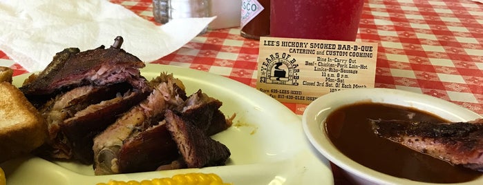 Lee's Hickory Smoked BBQ is one of Deimosさんの保存済みスポット.