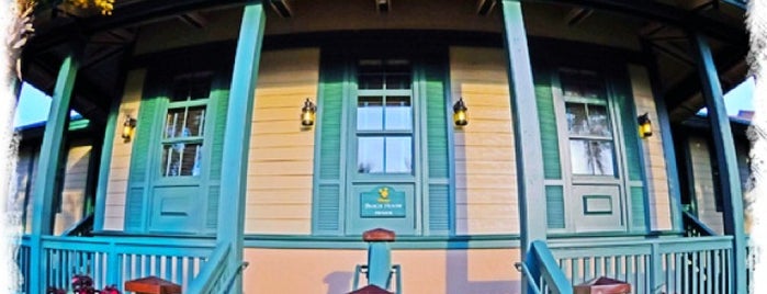 Disney's Beach House is one of สถานที่ที่ Andrew ถูกใจ.