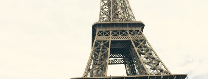 Tour Eiffel is one of Lieux qui ont plu à Lore.