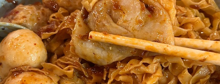 Song Kee Kway Teow Noodle Soup is one of singapore food.