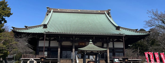 Yugyo-ji Temple is one of Lugares favoritos de Hide.