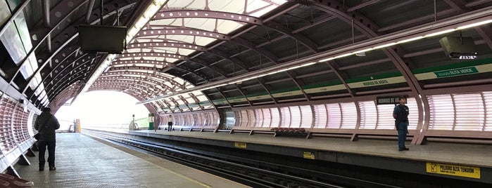 Metro Rodrigo de Araya is one of Metro de Santiago L5.