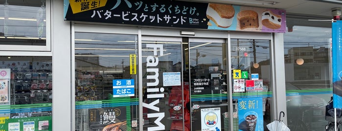 FamilyMart is one of コンビニ.