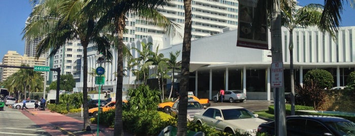 Big Bus Miami - Stop 8 - Fontainebleau is one of Locais curtidos por Tulin.