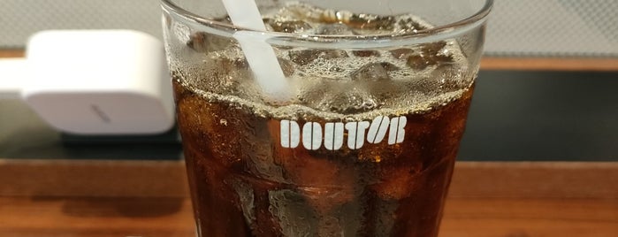 Doutor Coffee Shop is one of Tempat yang Disukai Masahiro.