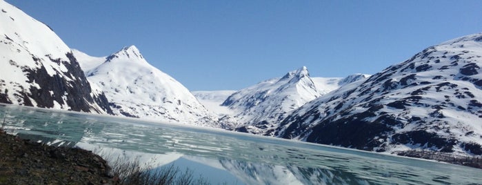 Whittier Harbor is one of Lieux qui ont plu à Brent.