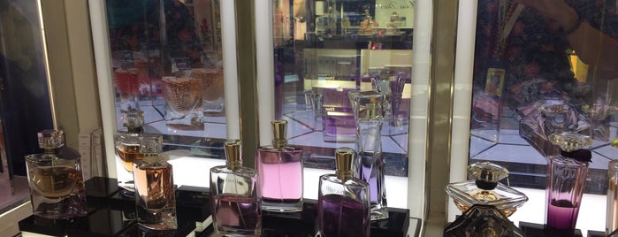 Perfume Shop @ KLIA is one of Locais curtidos por Woo.