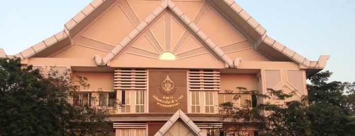 Patai Udom Suksa School is one of Orte, die Chaimongkol gefallen.