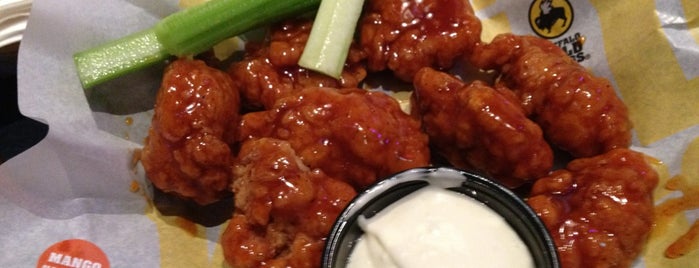 Buffalo Wild Wings Grill & Bar is one of Lugares favoritos de D.