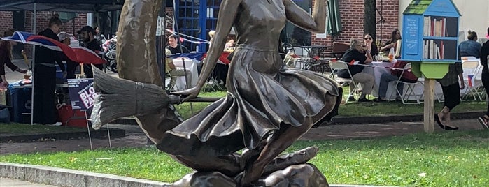 Bewitched Statue is one of Posti che sono piaciuti a Zoe.