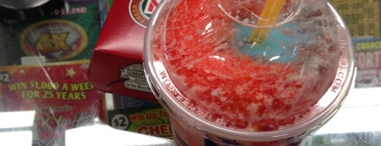 7-Eleven is one of Harveyさんのお気に入りスポット.