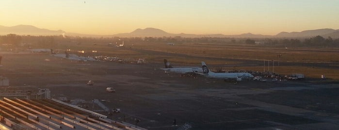 Torre de control aeropuerto Miguel hidalgo is one of สถานที่ที่ Carlos ถูกใจ.